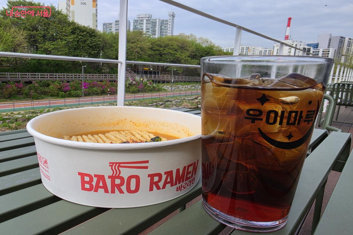 한강 라면과 커피 &copy;조송연