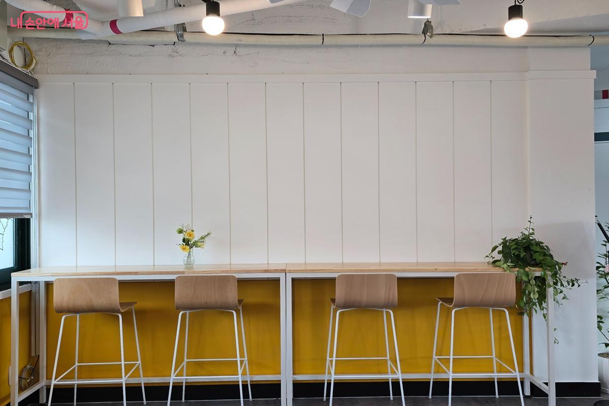 조용히 있고 싶은 사람은 바 테이블에 머물 수 있다. &copy;강사랑