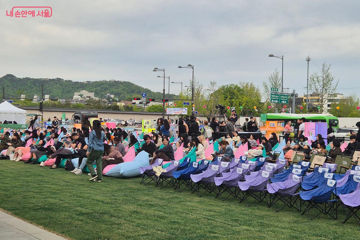 '2026 서울야외도서관' 개막식에 많은 시민들이 참석했다.