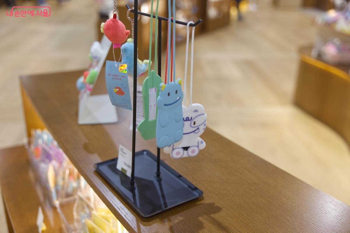 기존 굿즈 외에도 협업 굿즈를 만나보는 재미를 느낄 수 있다. &copy;임중빈