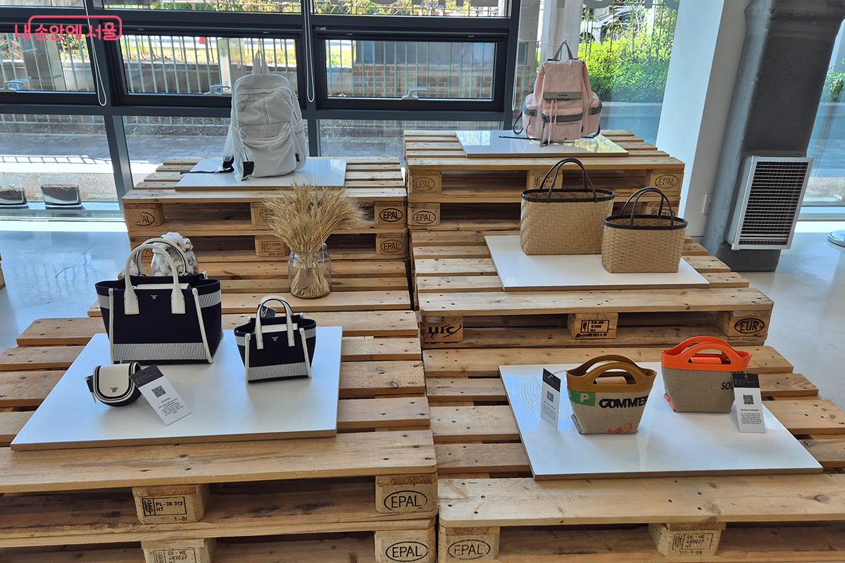 업백 존(upback zone)에서는 폐현수막, 폐소방호스, 페어망 등으로 만든 제품을 전시한다. &copy;정향선