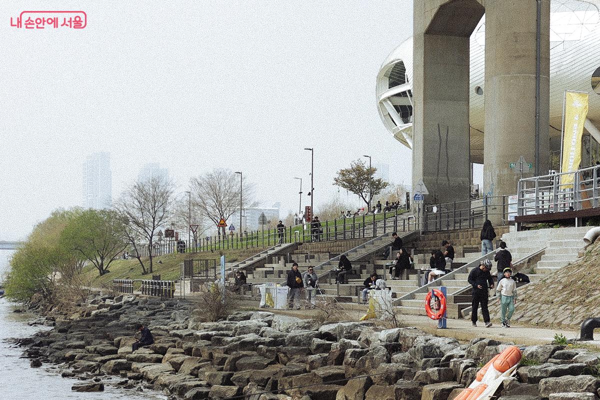 선착장에서 구매한 라면을 시원한 강바람 맞으면서 즐기는 시민들 ©김아름