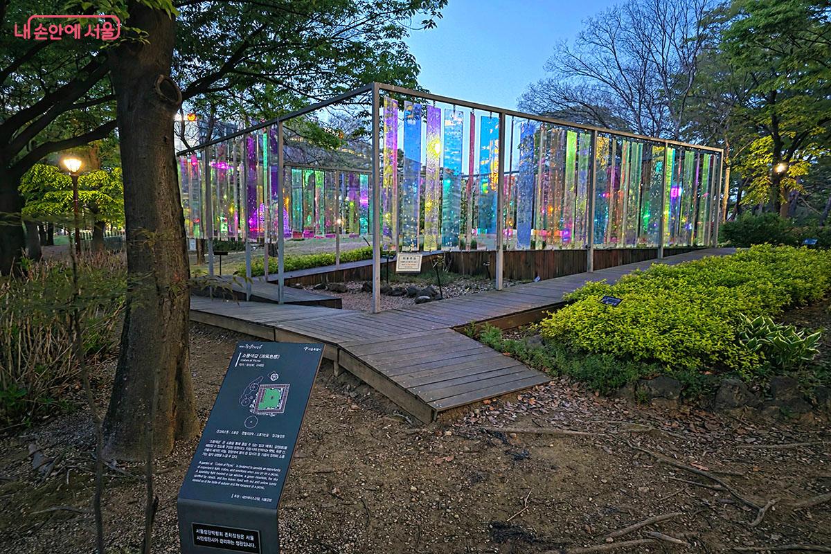 다채로운 감정을 색채로 표현한 여의도공원의 존치정원 '소풍색감'정원 &copy;이정민