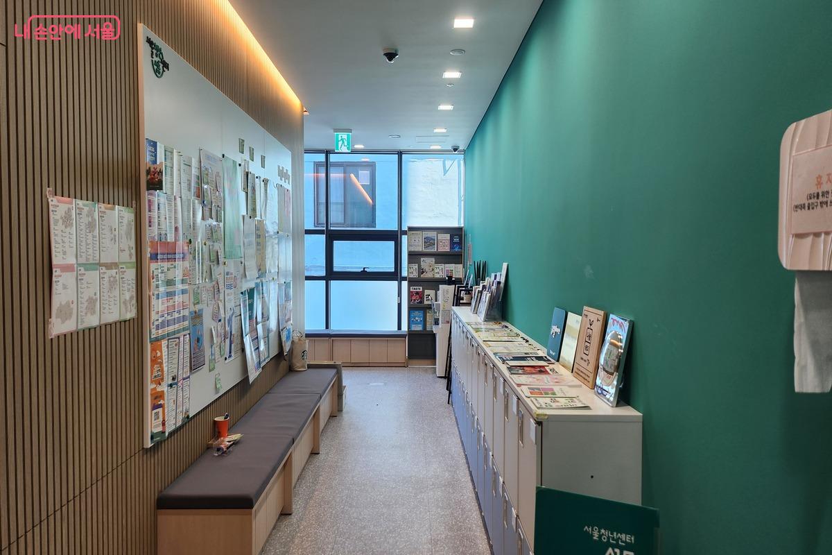 다양한 프로그램 안내물도 보고 잠시 쉴 수도 있는 공간 &copy;장지영