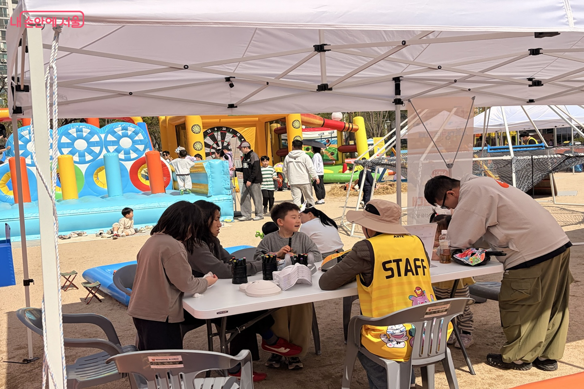 동물 가면 창작소에서 직접 가면을 꾸미는 체험 &copy;권혜원