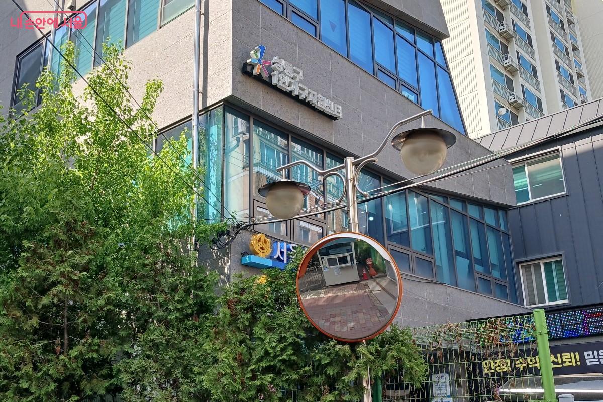 외로움을 느끼는 주민 누구나 방문해 도움을 받을 수 있는 &lsquo;서울마음편의점 성동점&rsquo; &copy;임영근 