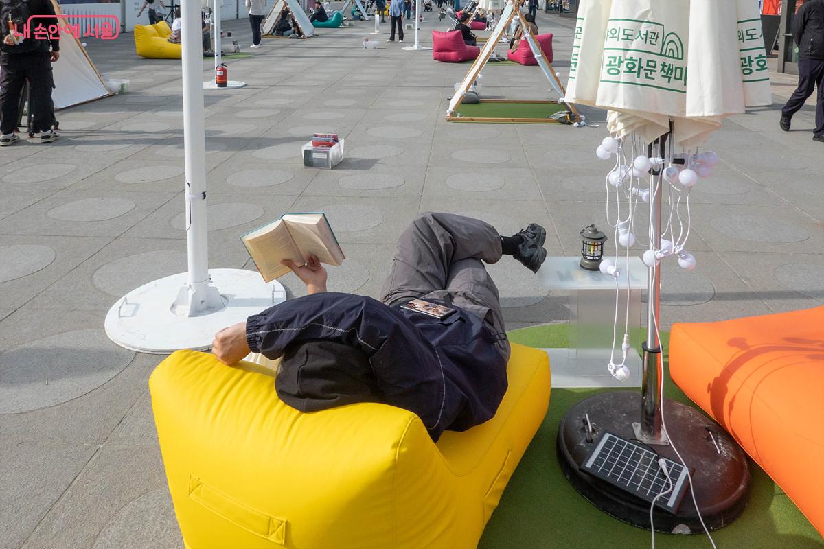 책을 읽으며 휴식을 취하고 있는 시민이 평화롭고 자유롭게 보인다 Ⓒ김인수