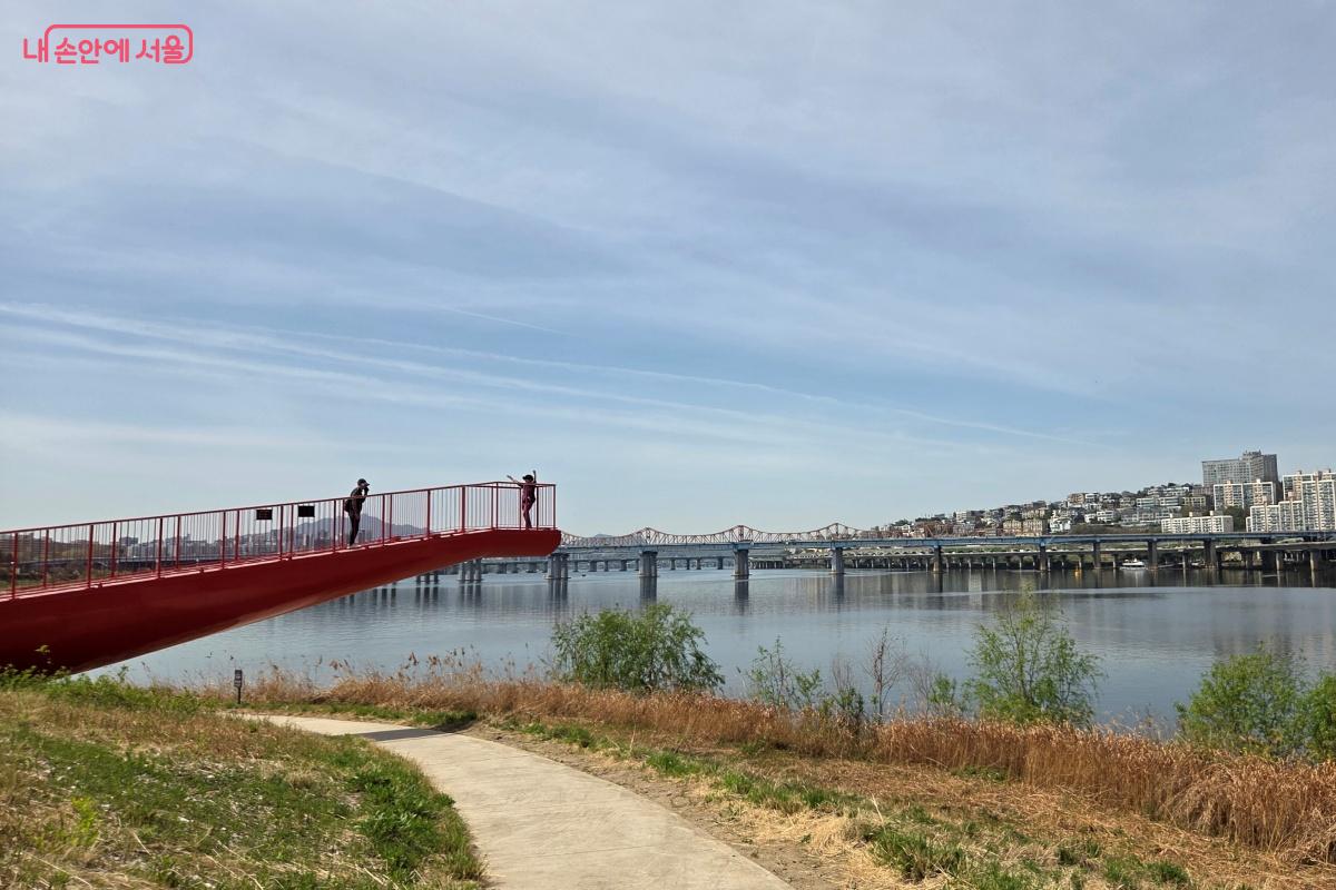 놀빛광장에서 노을빛 전망대에 올라 탁 트인 한강을 조망해 보자. &copy;김미선