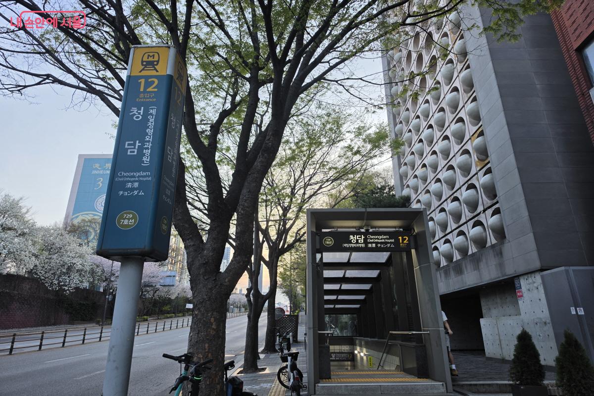 지하철 청담역. 서울시는 출퇴근 시간, 버스와 지하철의 집중 배차 시간을 연장했다. &copy;조수연