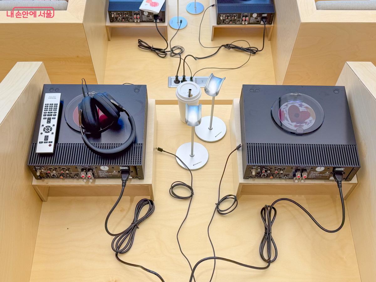 턴테이블과 헤드셋