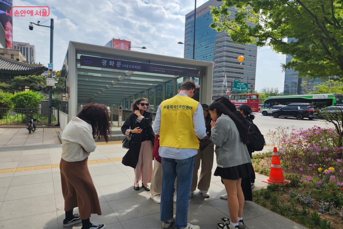 광화문역 3번 출구에서 참여자들이 집결한 뒤 행사 장소인 주한콜롬비아대사로 이동했다. ⓒ윤혜숙