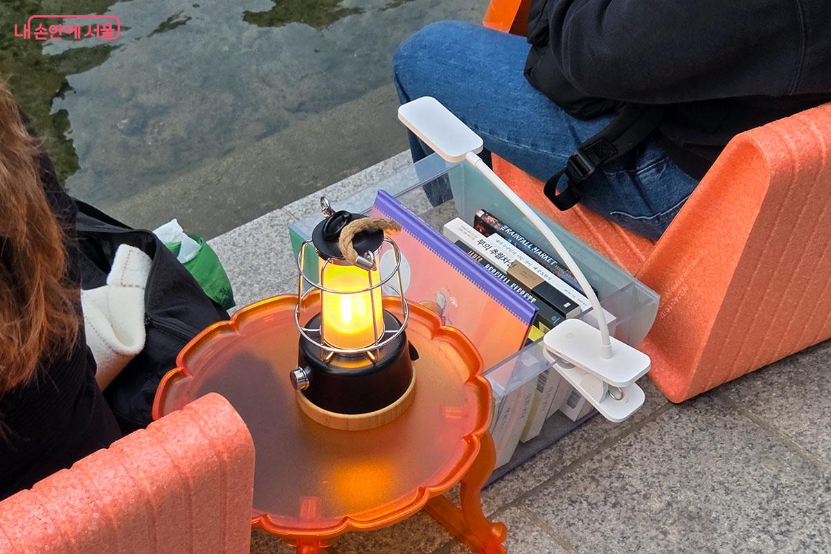 야간 운영 시 시민들의 편의를 돕는 은은한 캠핑 조명과 독서등 &copy;이다현