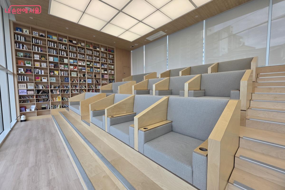 계단식으로 구성된 북스텝 공간 &copy;조송연