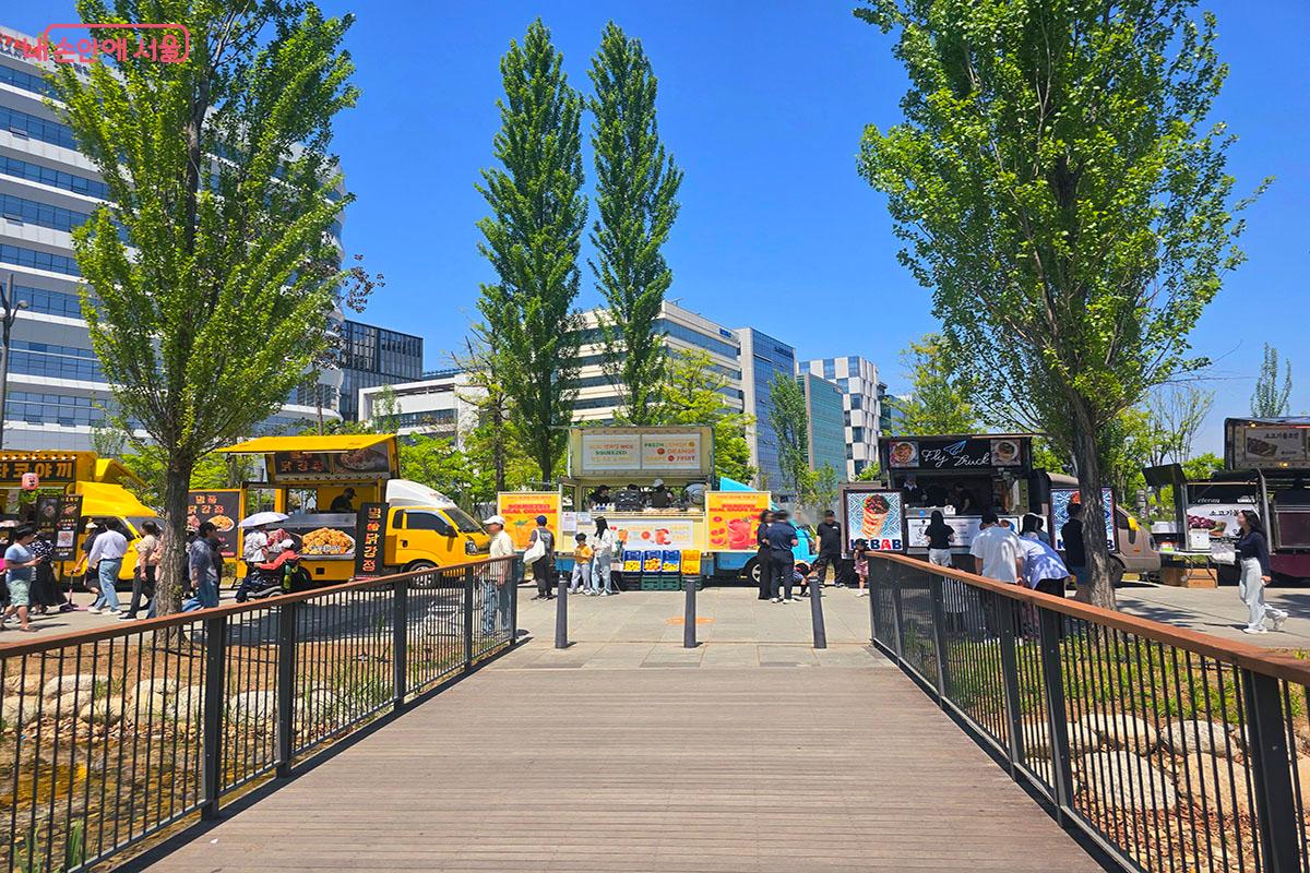 다양한 음식으로 출출한 허기를 채우는 푸드트럭존.ⓒ양순남