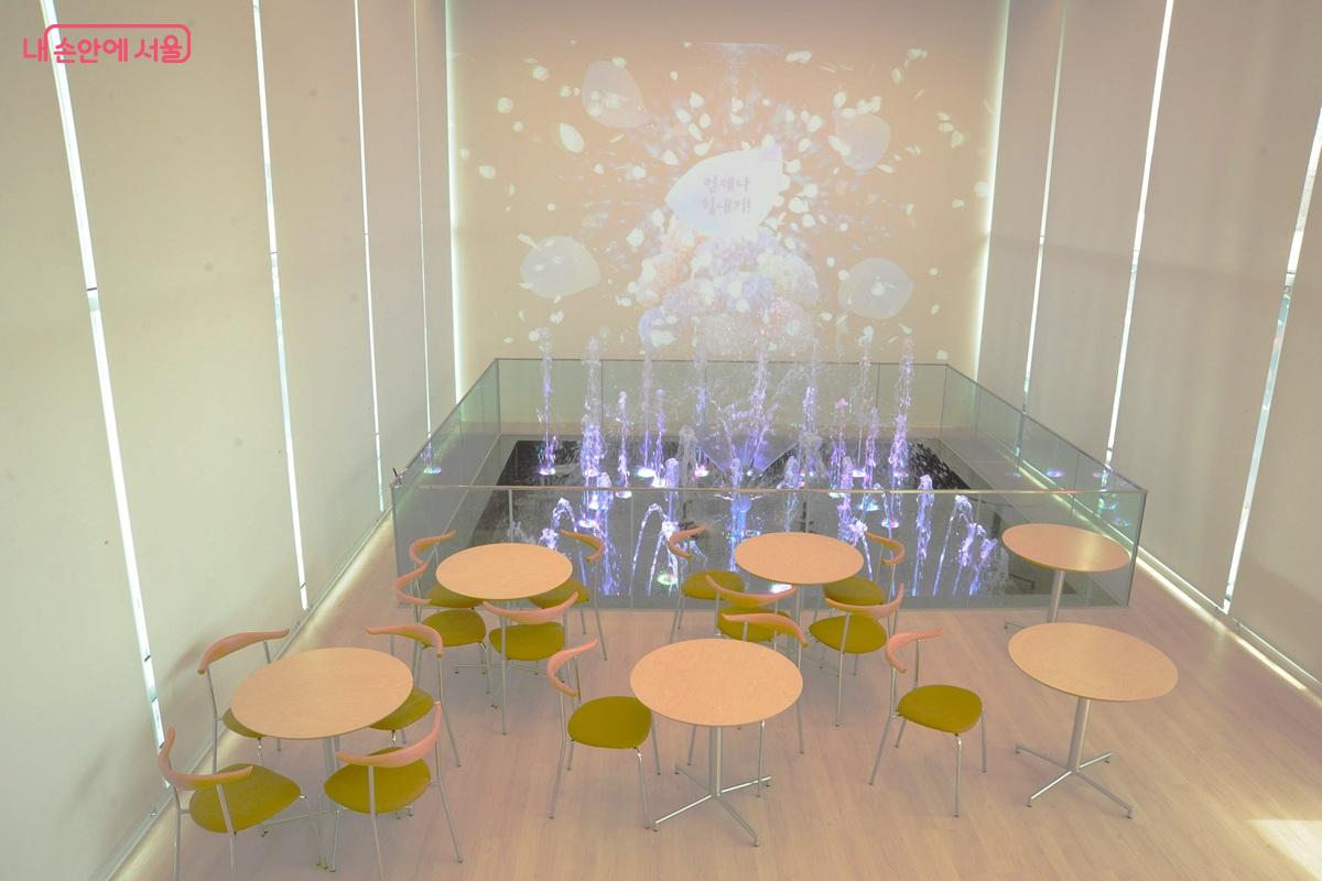 &lsquo;북스텝&rsquo; 내부의 음악 분수 &copy;조수봉