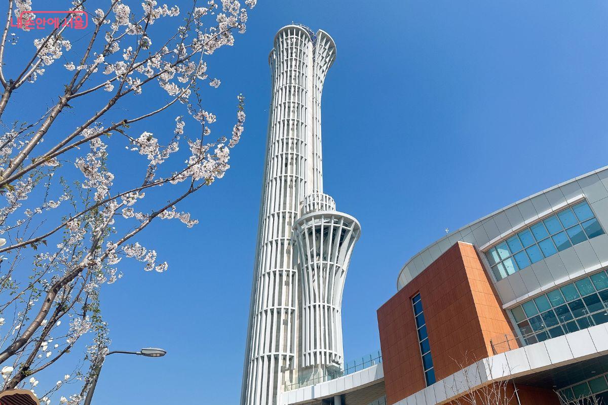 옥상 전망대가 있어 고덕동 일대를 내려다볼 수 있다. &copy;김재형 