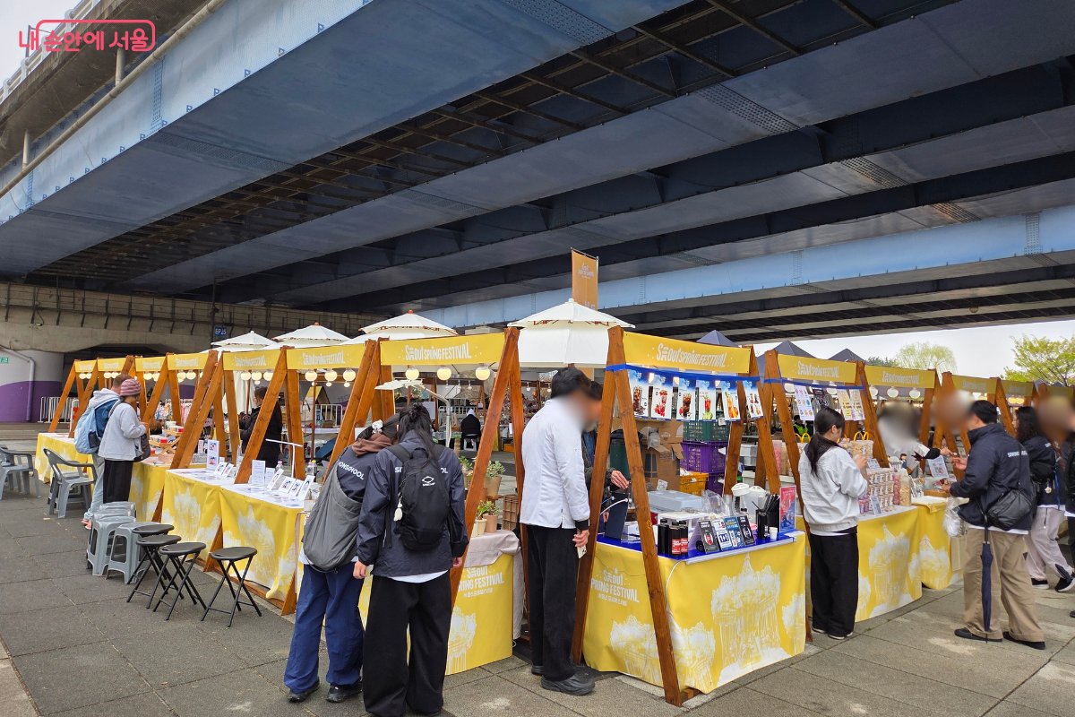 프리마켓을 구경하고 있는 시민들의 모습 ⓒ김승아