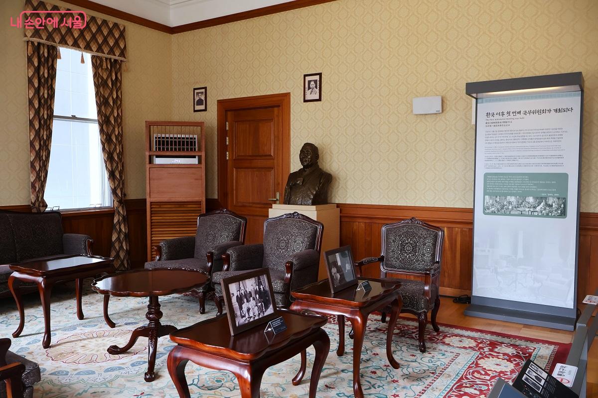 환국 후 집무공간, 김구 선생 흉상이 놓인 경교장 응접실 &copy;김대진