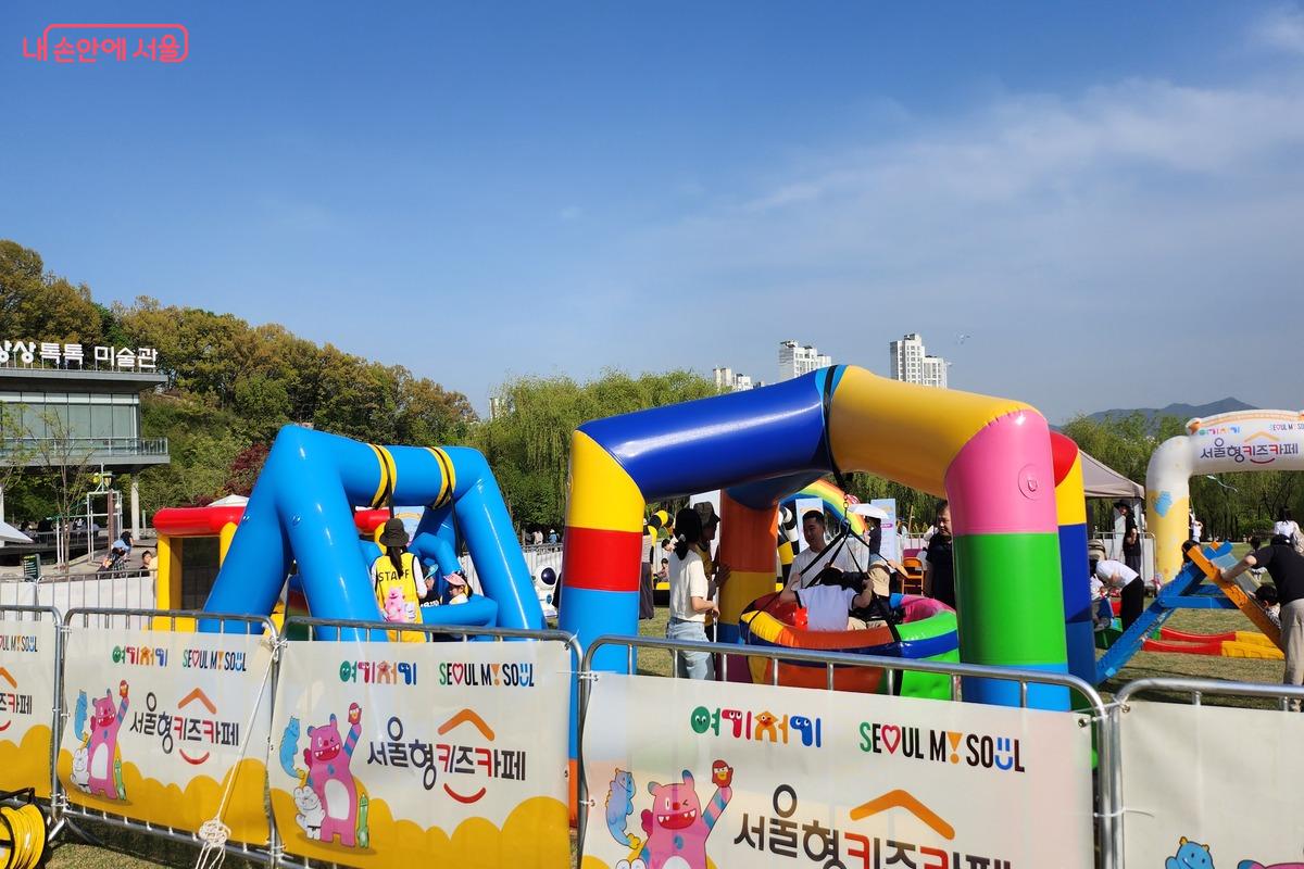 실내 키즈카페 못지않게 신나는 놀이기구가 많다. &copy;장지영