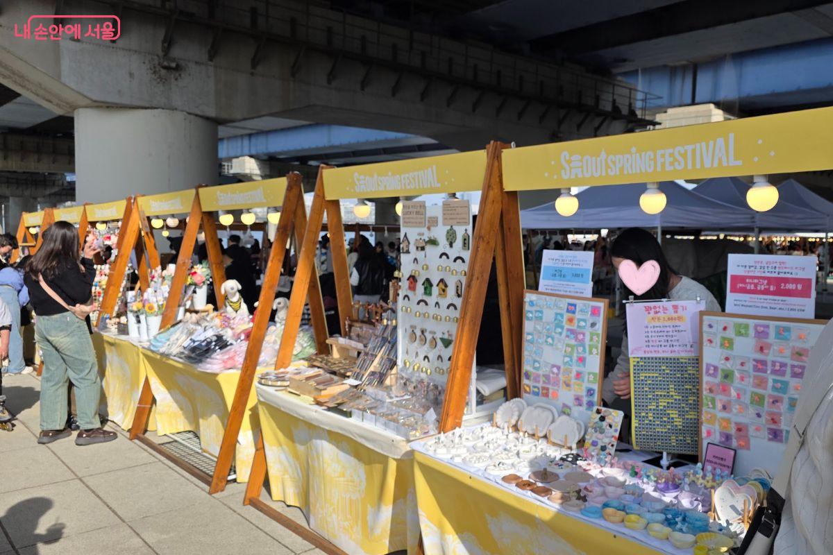 마포대교 아래 펼쳐진 플리마켓에는 시민들의 눈길을 사로잡는 제품이 가득하다. ⓒ김민지