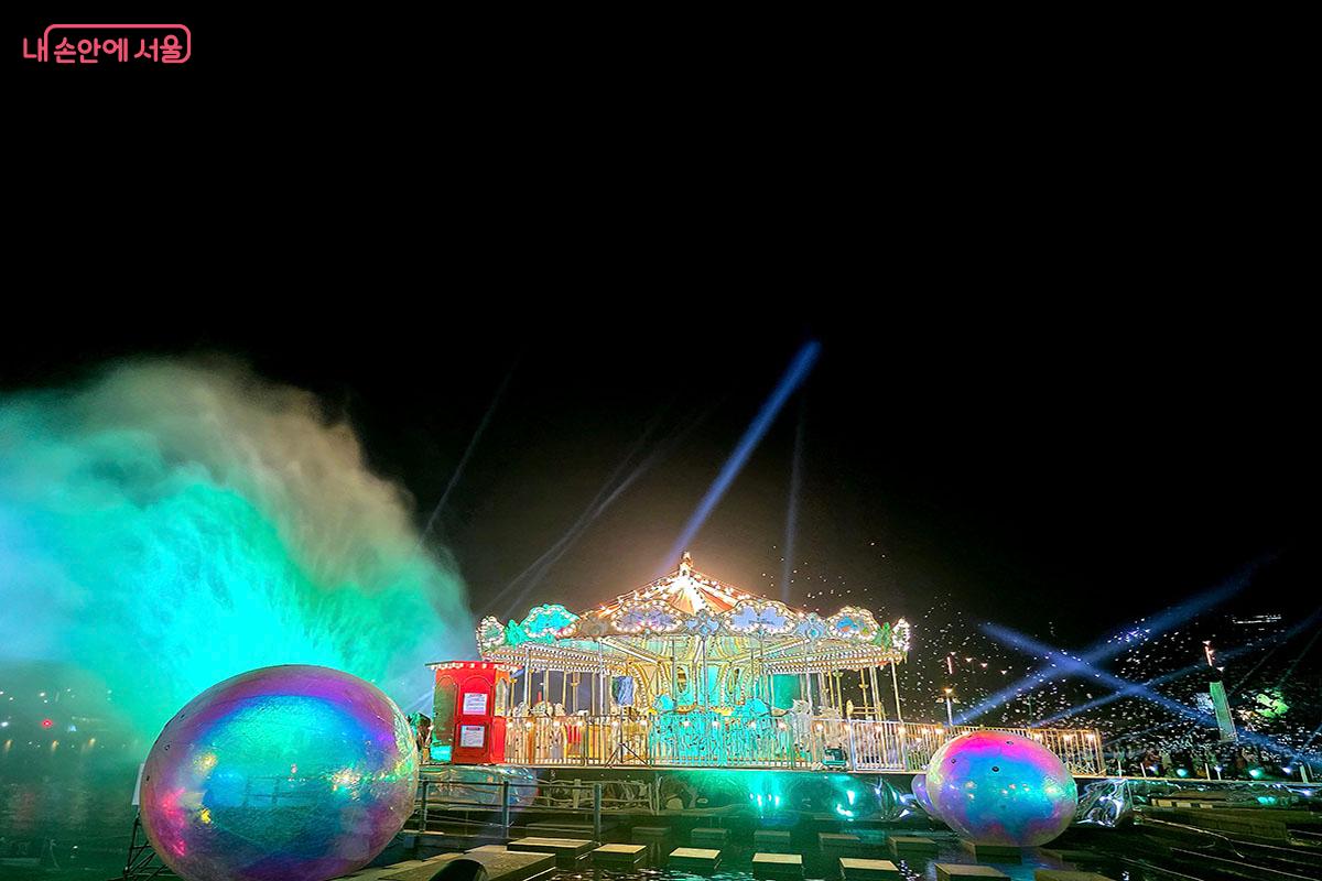 불꽃과 조명으로 화려한 '여의도 회전목마 시그니처쇼' &copy;이정민