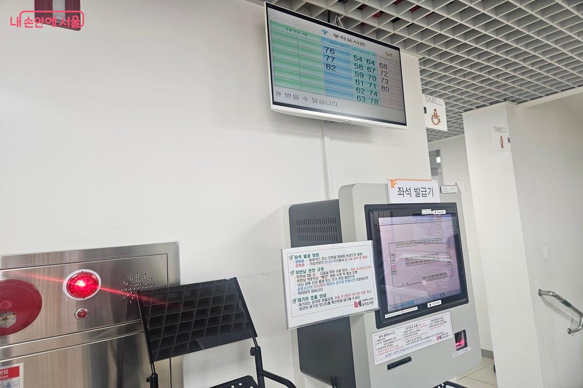 1층 좌석 발급기 사진이다. 디지털학습실을 포함한 학습 공간에서는 모두 좌석 발권이 필요하다.