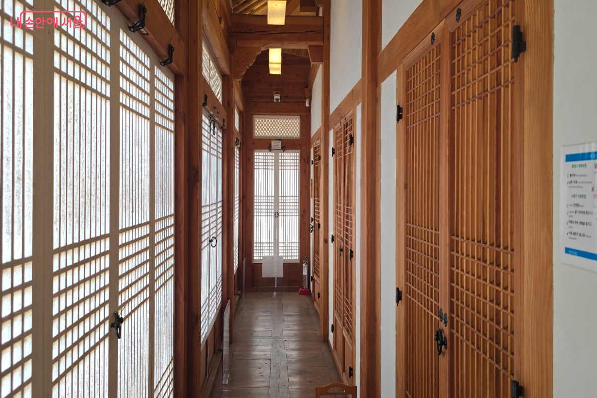 전통 한옥 구조를 그대로 살려 운치를 더한다. ©최윤정