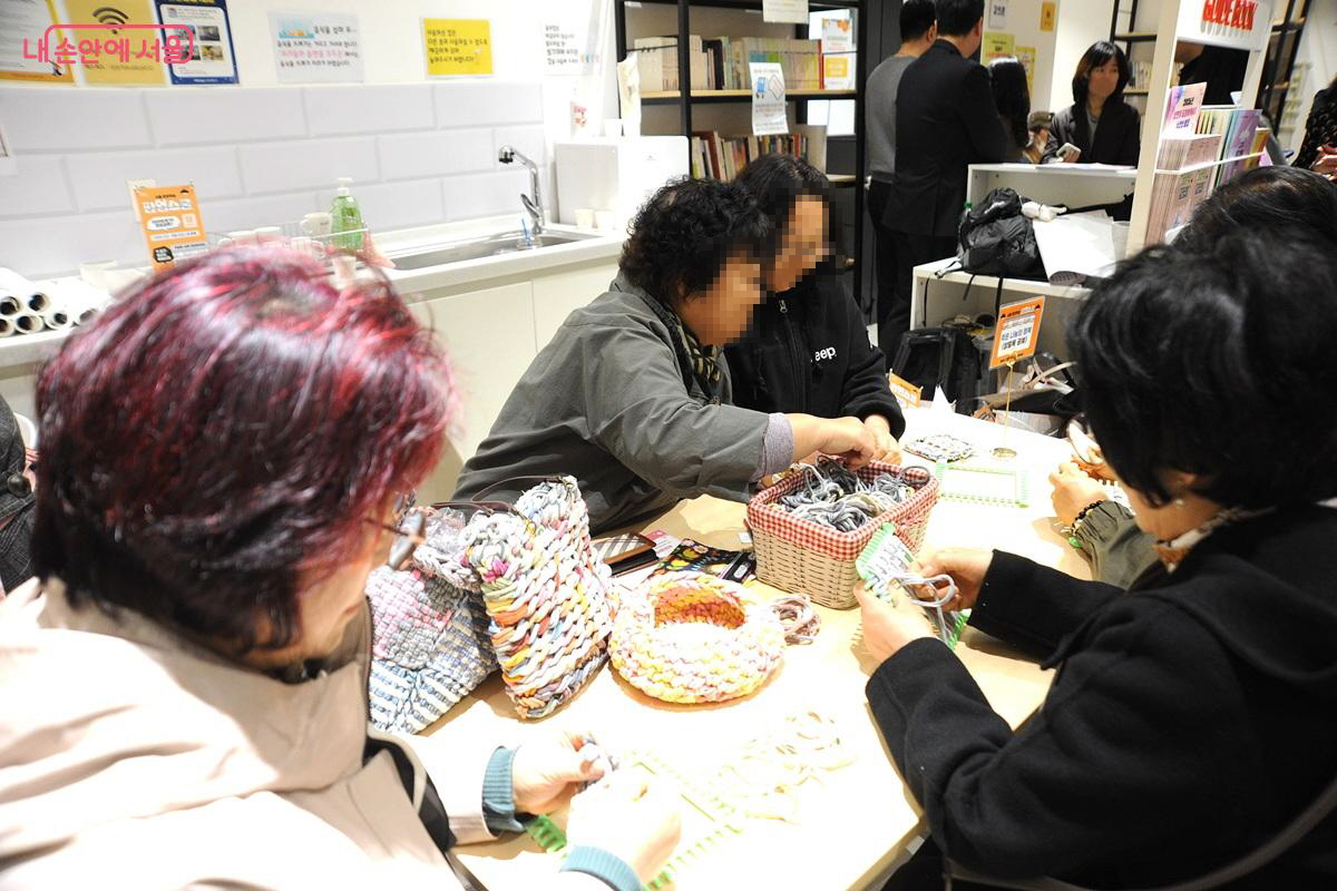 &lsquo;팝업스쿨&rsquo; 개강 기념 러닝숍 체험 행사로 진행된 &lsquo;양말목 공예&rsquo; 시범 &copy;조수봉
