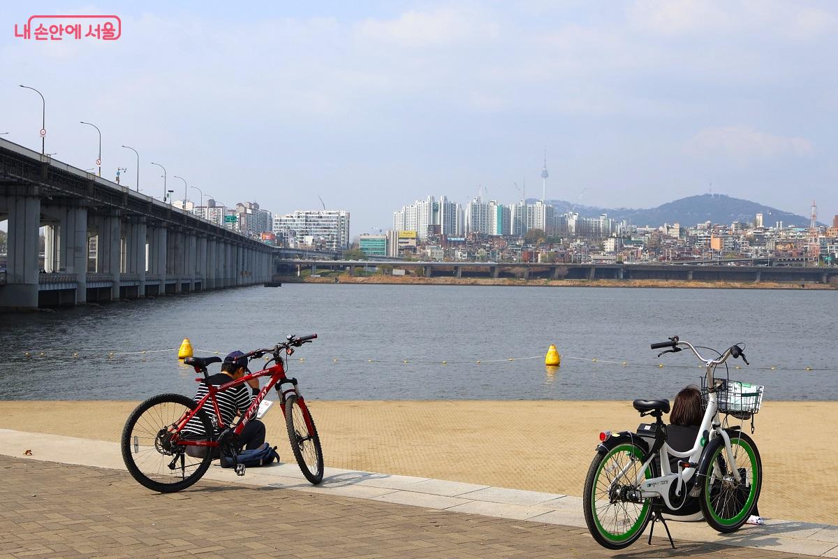 잠시 자전거를 멈추고 강물에 시선을 던지는 시민의 모습에서 도심 속 쉼표를 발견한다. &copy;이봉덕