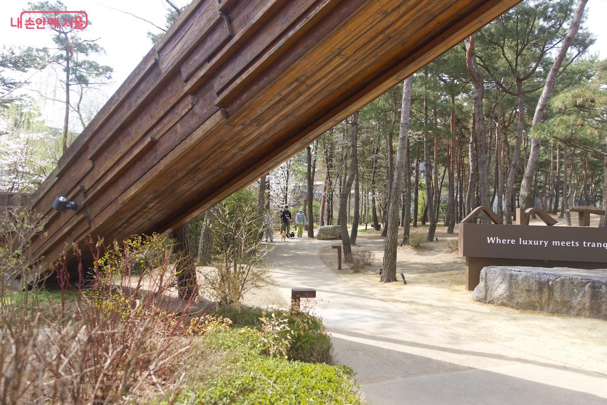 우이계곡을 따라 천천히 걸어 올라가보는 멋진 산책로가 있어 추천한다. ©서지희