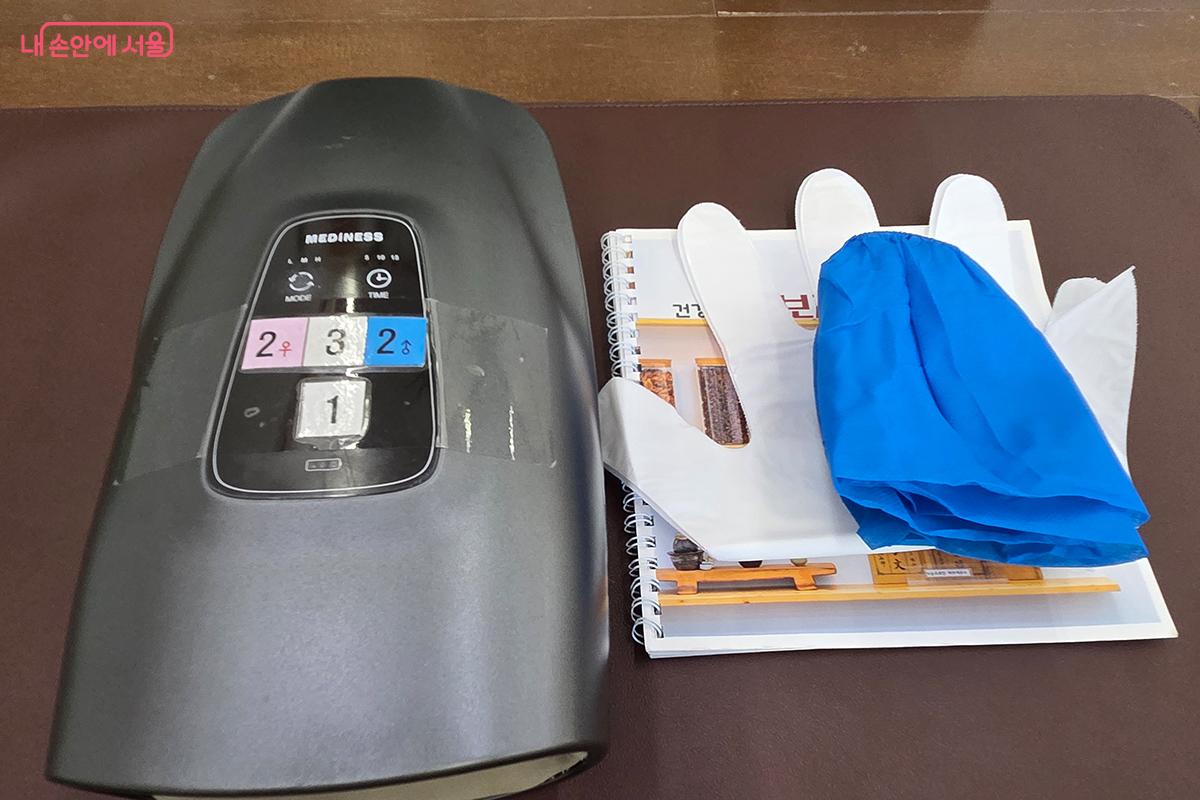 일회용 신발 커버와 에센스가 들어간 마사지용 장갑이 구비되어 있다. &copy;이다현