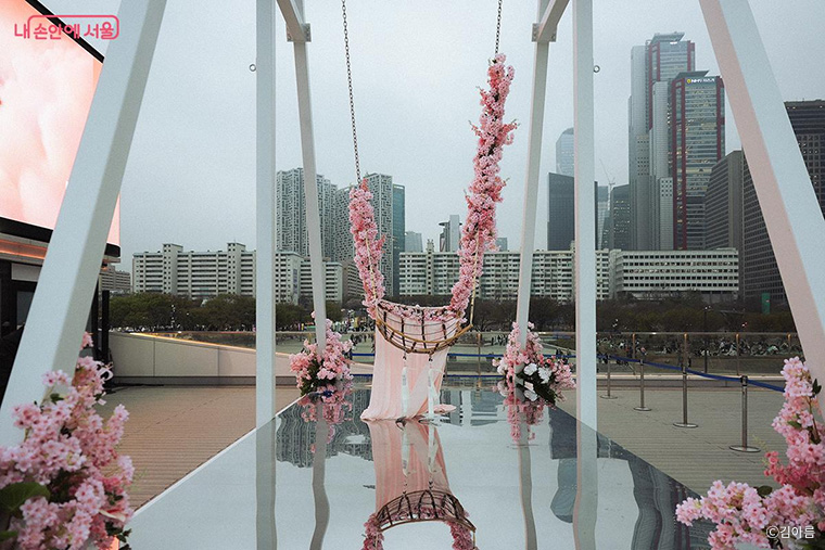 한강버스 선착장 옥상에서는 트레저 헌트, 7 이모션스 등 다채로운 체험을 즐길 수 있다.