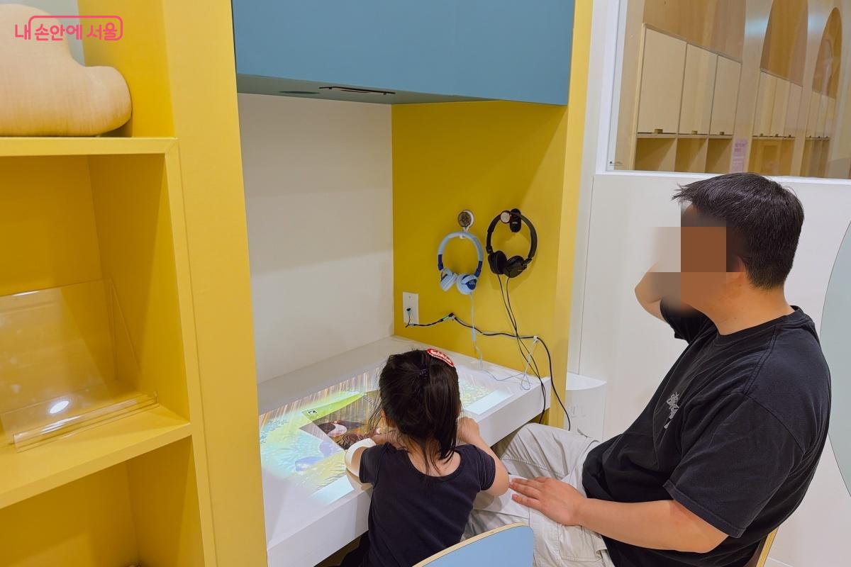 영어 관련 책과 놀이도구를 자유롭게 접할 수 있다. &copy;노윤지