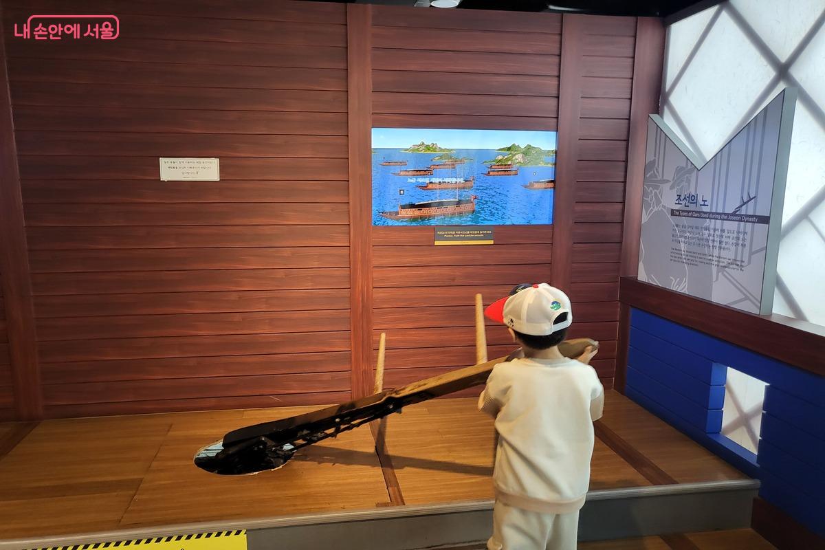 조선의 수군이 되어보는 노젓기 게임 &copy;김주희