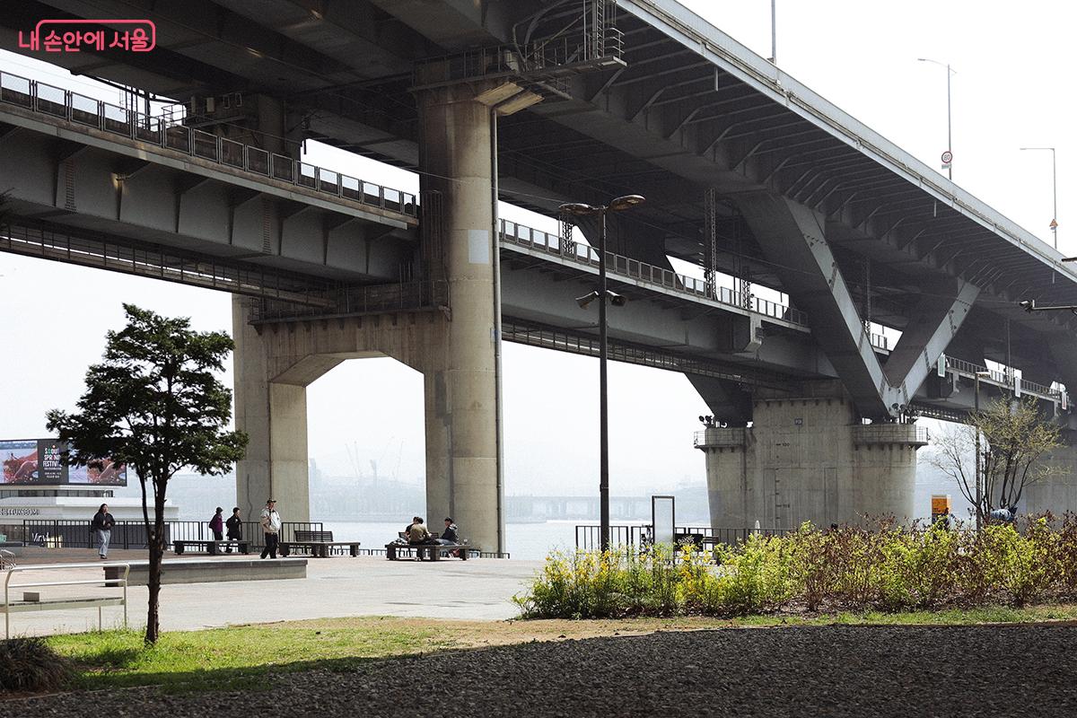 청담대교 왼쪽에 있는 한강버스 뚝섬 선착장 ©김아름