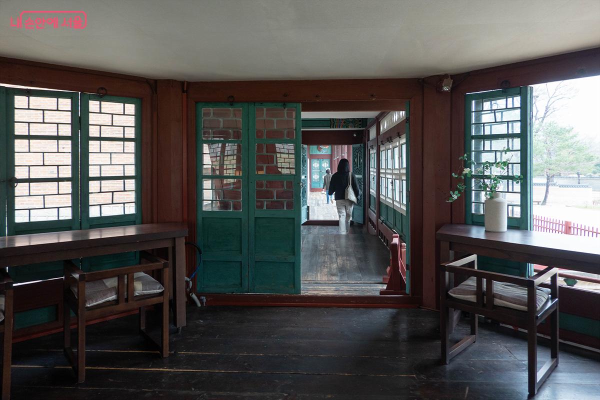 프로그램을 마치고 다시 문지방을 넘었다. 들어올 때와 같은 문이었지만, 나가는 발걸음은 조금 달랐다. &copy;김인수