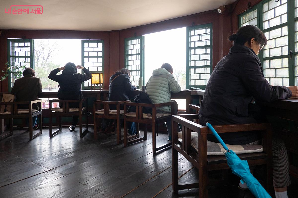 글을 읽고 이해한 뒤 자신의 언어로 다시 써내고 있는 필사 체험인들 &copy;김인수