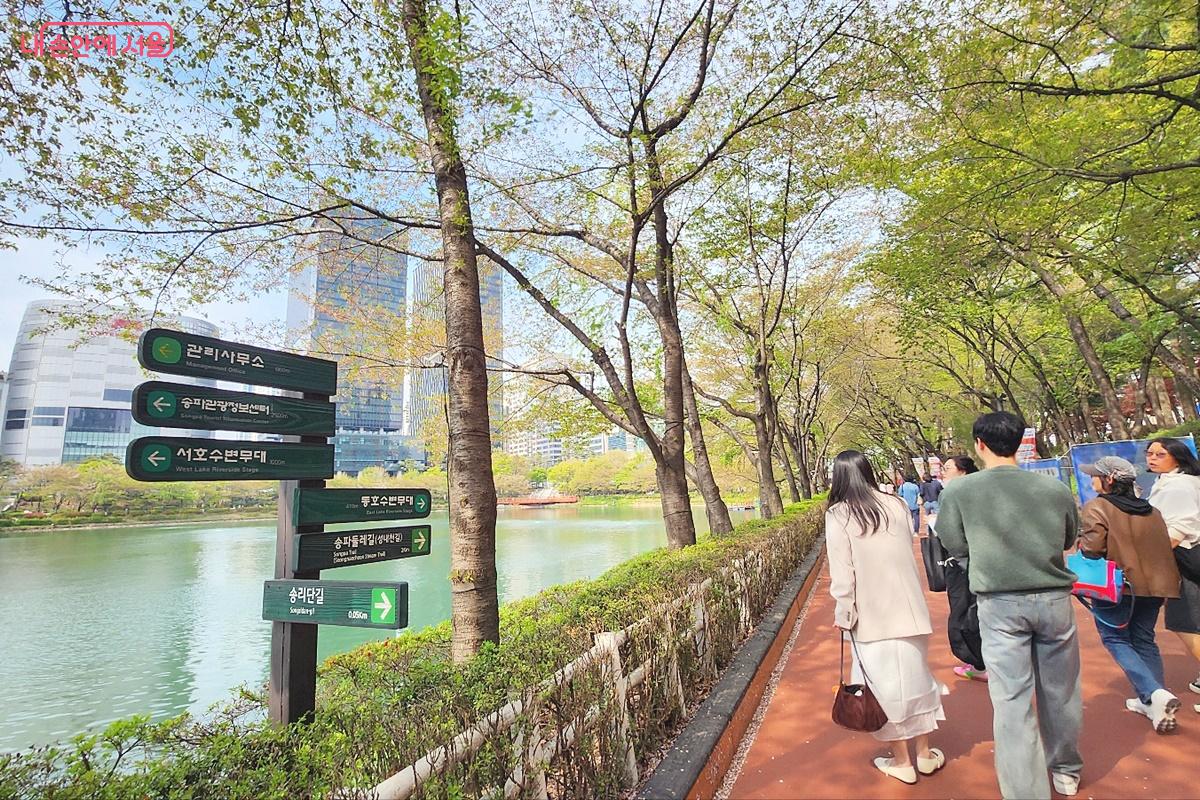 화사한 봄볕 아래 석촌호수 둘레길을 걷는 사람들 ⓒ박은영