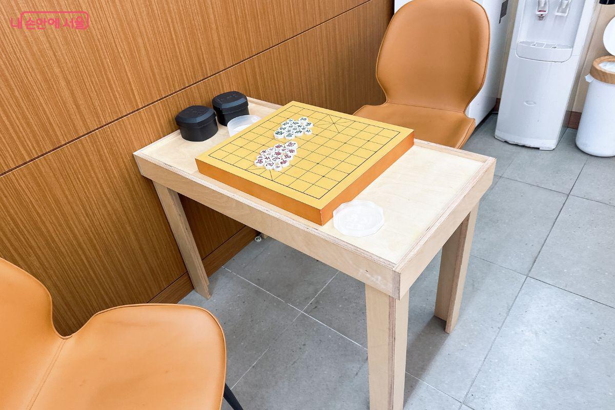 장기를 두고 싶은 사람과 즉석에서 대결을 펼칠 수 있다. &copy;김재형