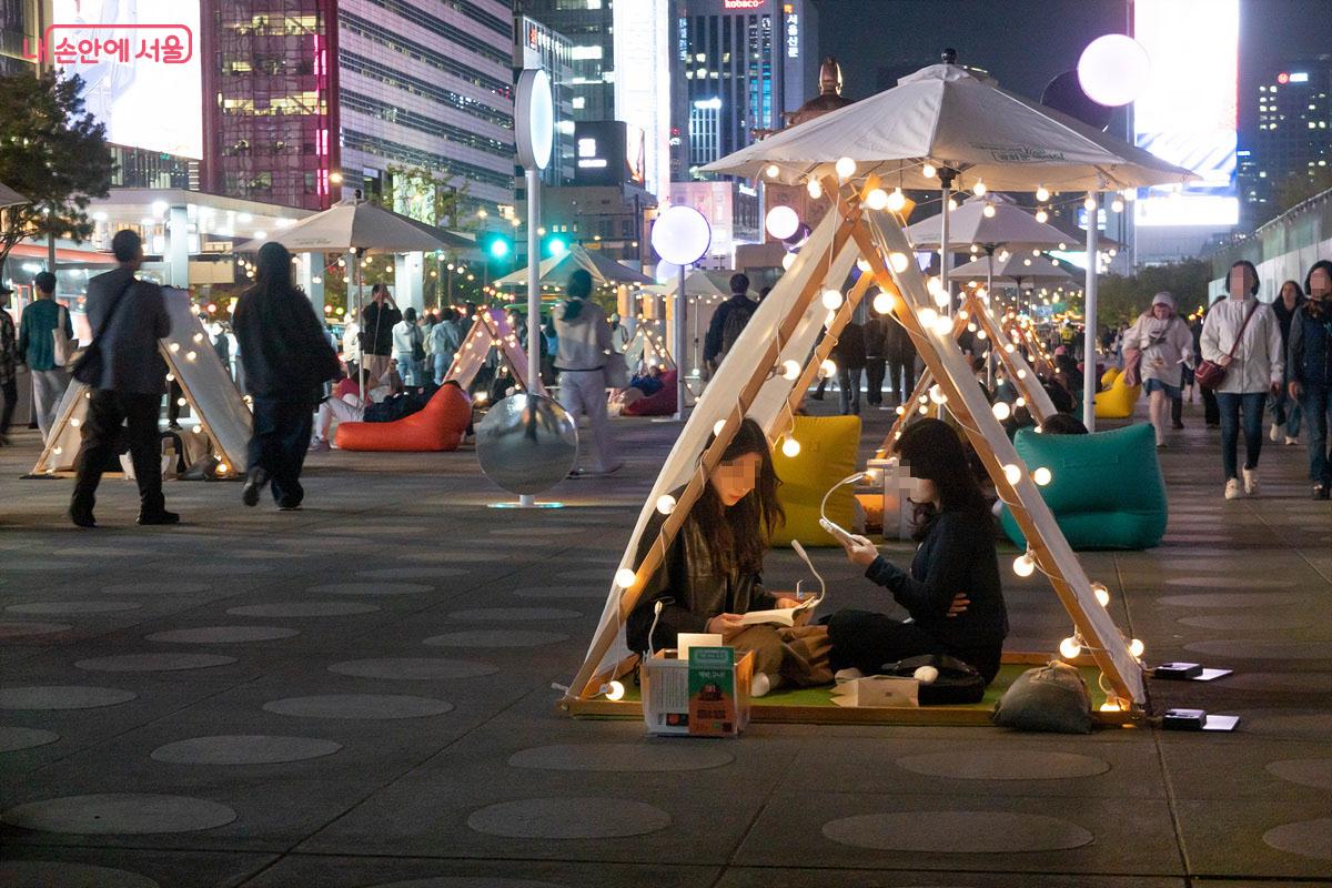 예쁜 야간 조명 아래서 책 읽는 시민들, 평화롭게 보인다 Ⓒ김인수