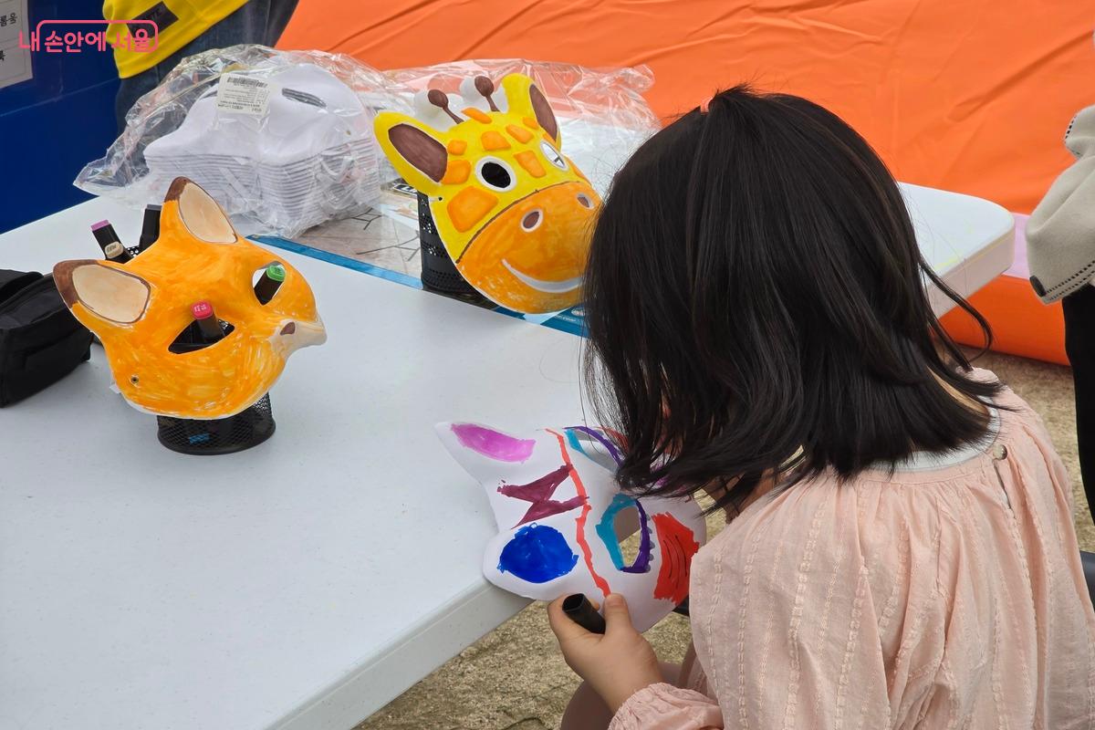 서울형 키즈카페에서 나만의 가면을 만들어 보고 있다. ⓒ김은주