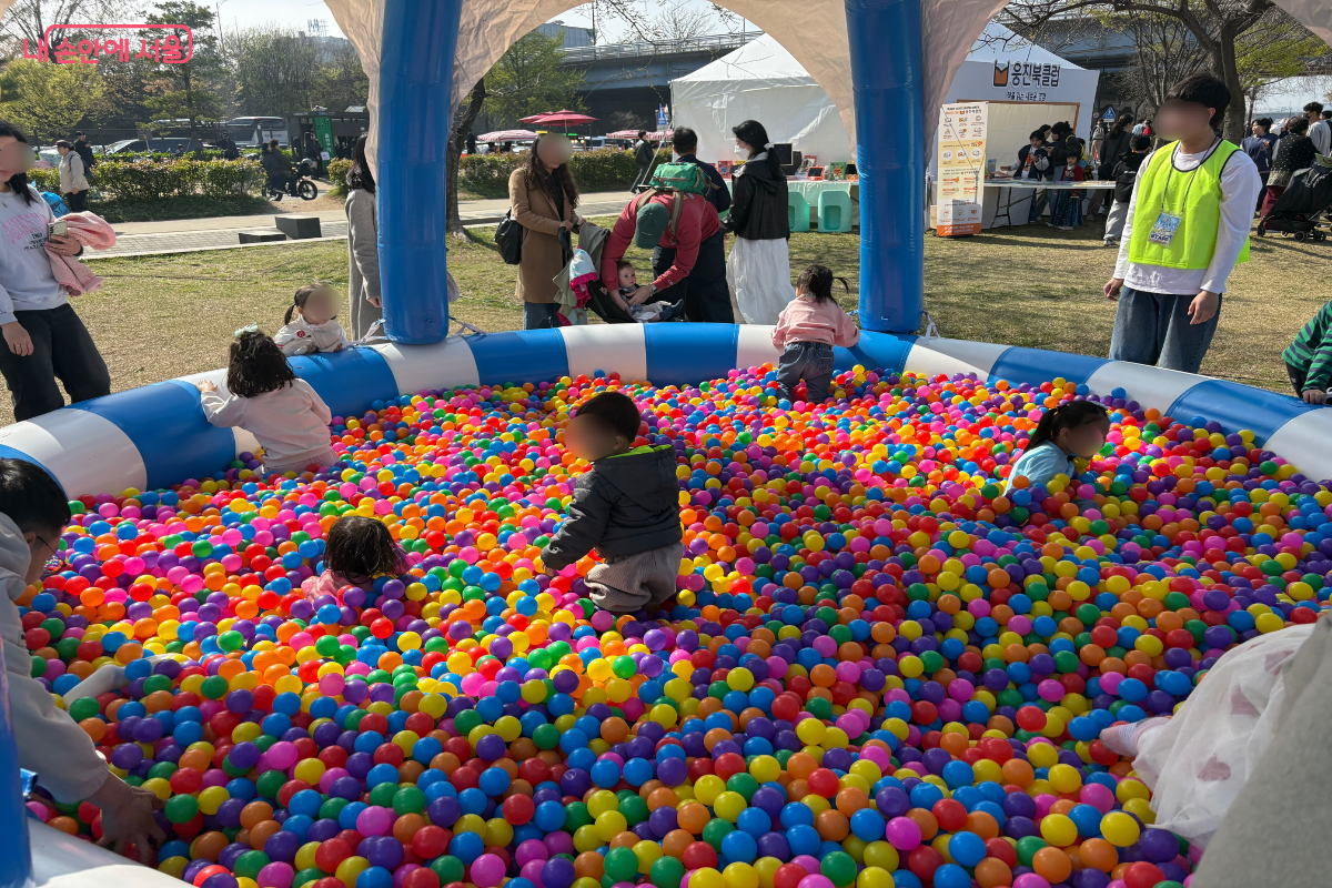 어린이들이 알록달록한 놀이 공간에서 즐거운 시간을 보내고 있는 모습