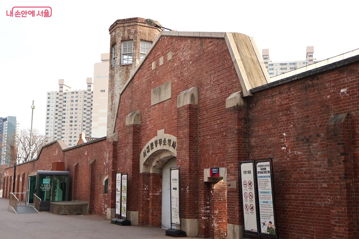 일제강점기 독립운동가들이 수감되었던 서대문형무소역사관을 지난다. &copy;김대진