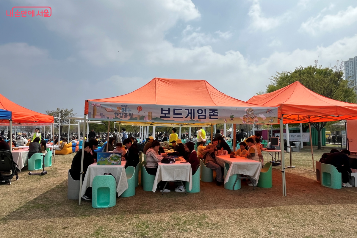&lsquo;책읽는 한강공원&rsquo;에서 운영되는 보드게임 체험 공간 &copy;김연희