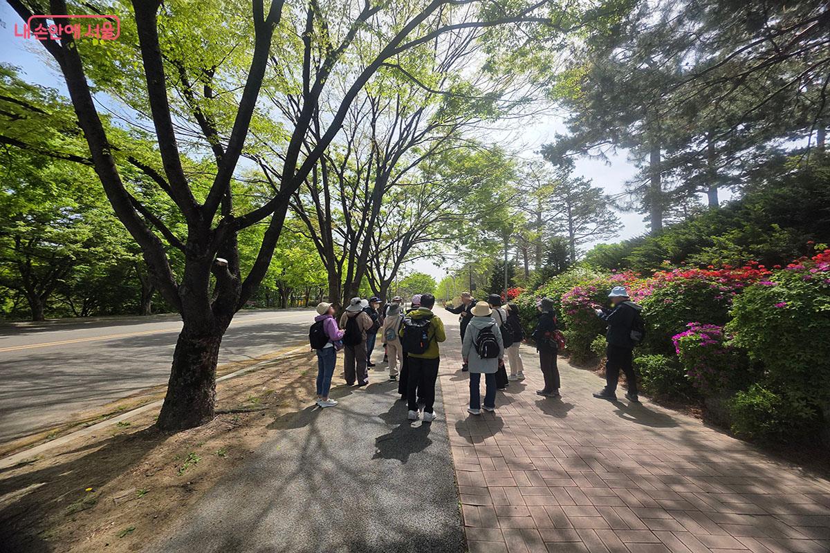 한강역사탐방 난지꽃섬길 투어를 하고 있는 모습 &copy;이정민