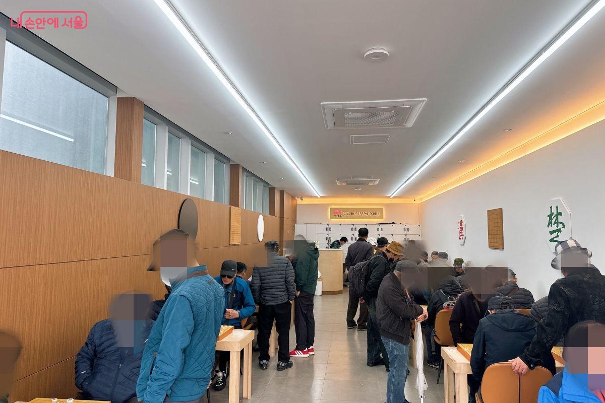 '탑골 어르신 문화놀이터'에는 장기와 바둑을 둘 수 있는 테이블 17개를 갖추고 있다. &copy;김재형