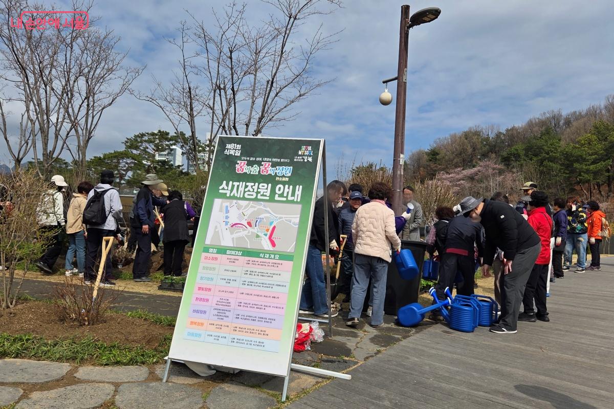 북서울꿈의숲 서문 문화광장부터 청운답원으로 이어지는 길 주변에 정원이 조성됐다. &copy;김미선