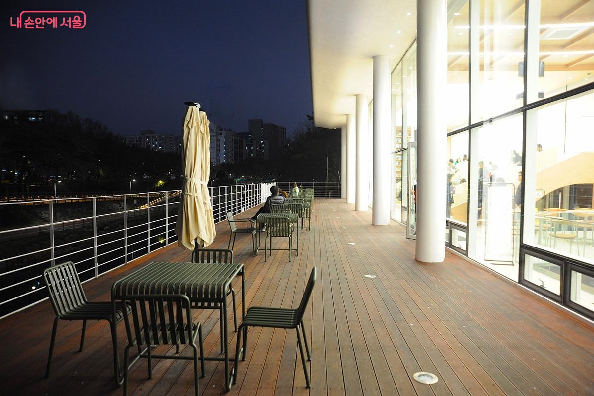 M층의 수변테라스 ©조수봉