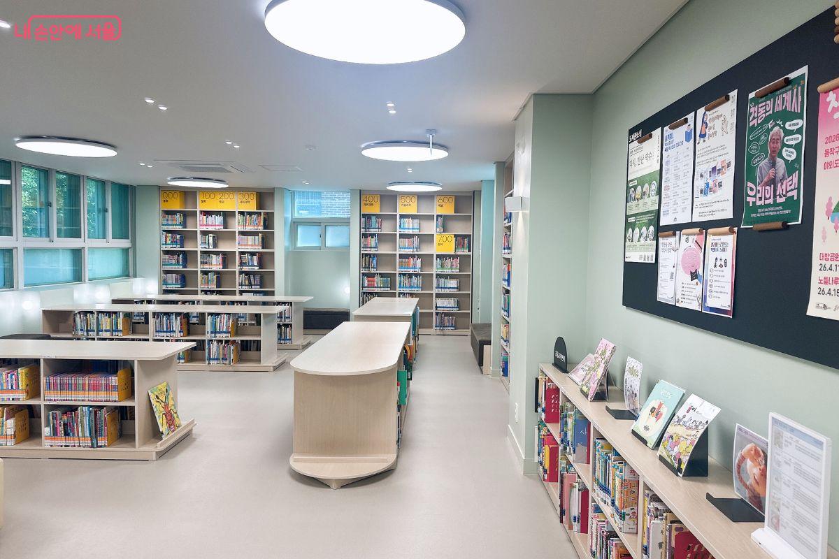 어린이자료실은 밝고 편안한 느낌의 공간이다. &copy;김재형