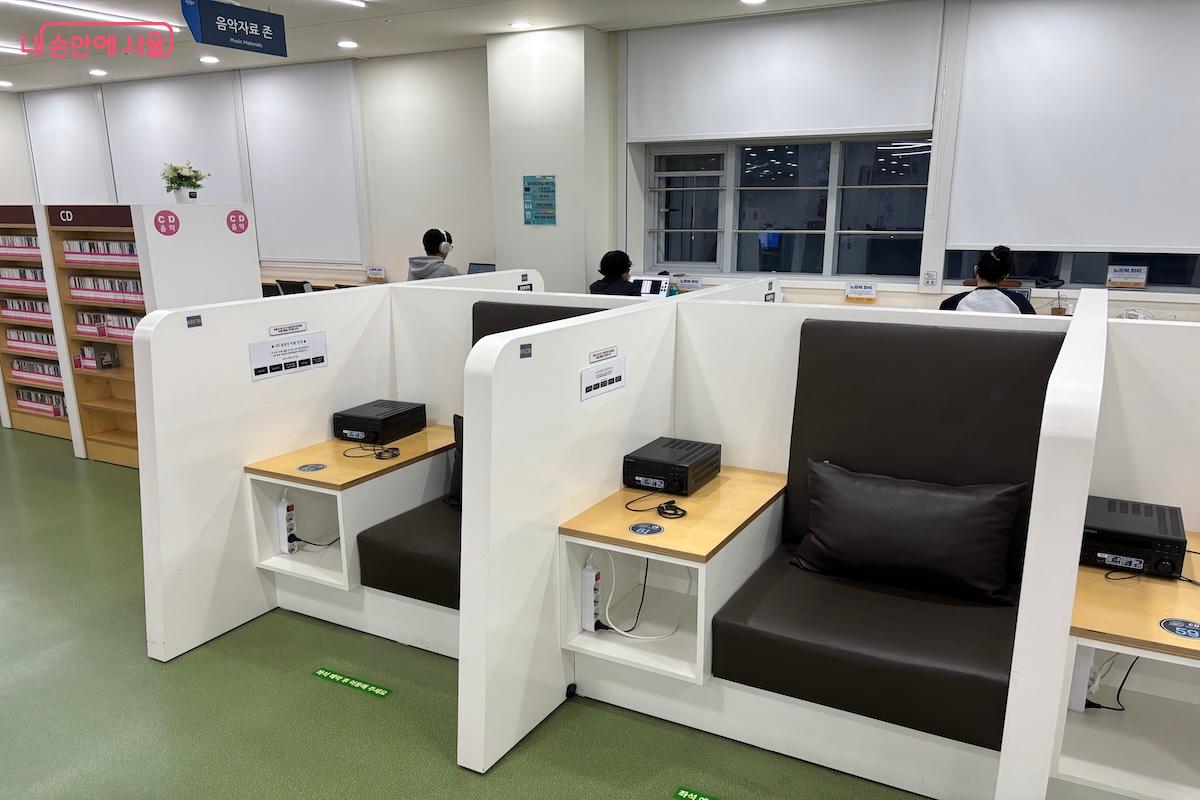 3층에 위치한 멀티미디어실 LP석 &copy;이혜원